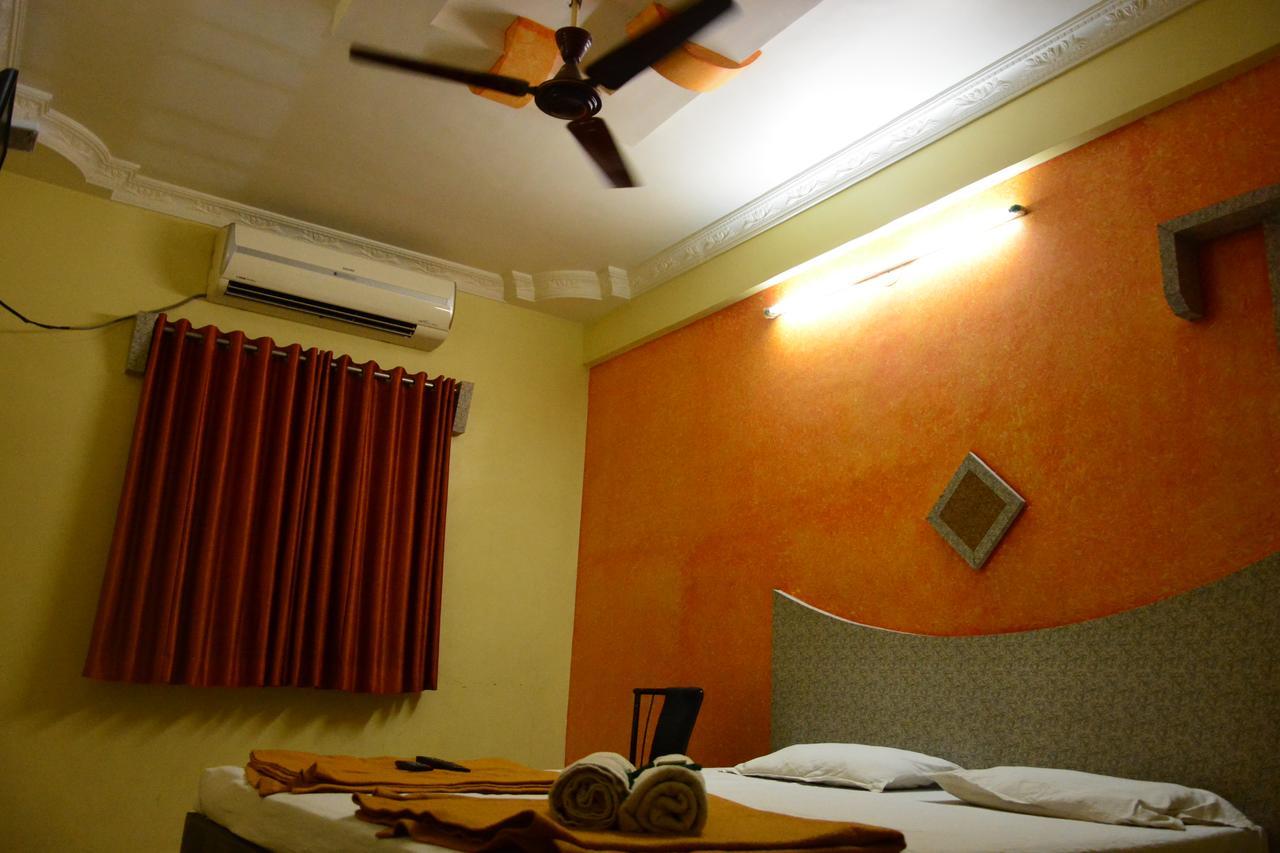 Hotel Madhava Shirdi Bagian luar foto