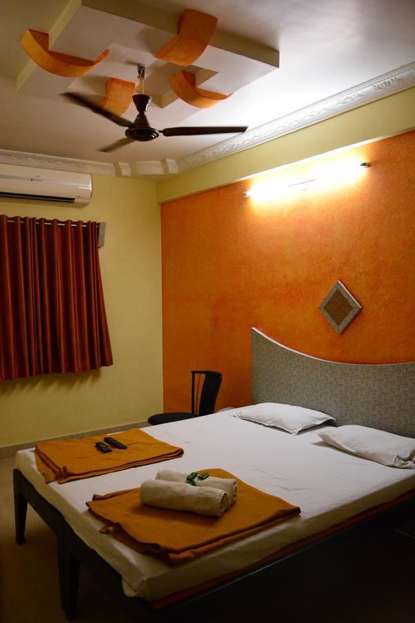 Hotel Madhava Shirdi Bagian luar foto