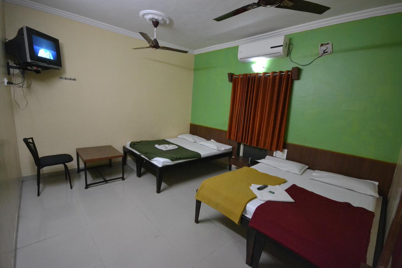 Hotel Madhava Shirdi Bagian luar foto