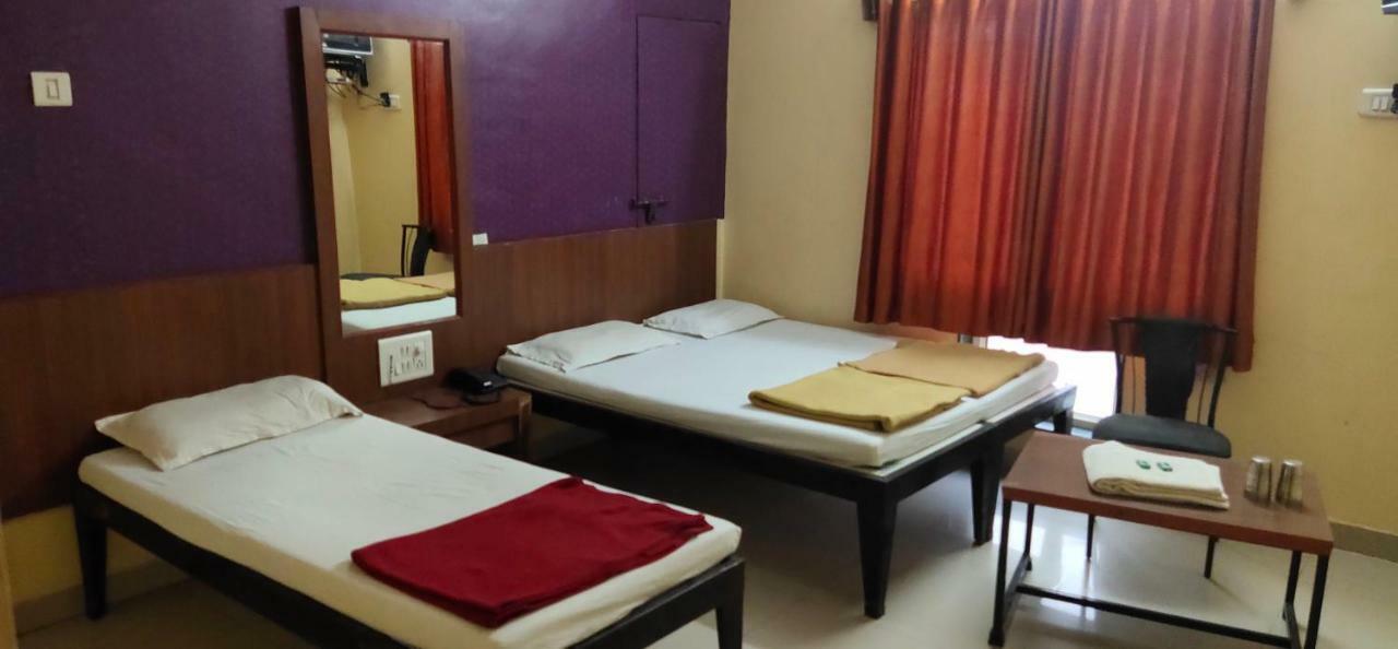 Hotel Madhava Shirdi Bagian luar foto